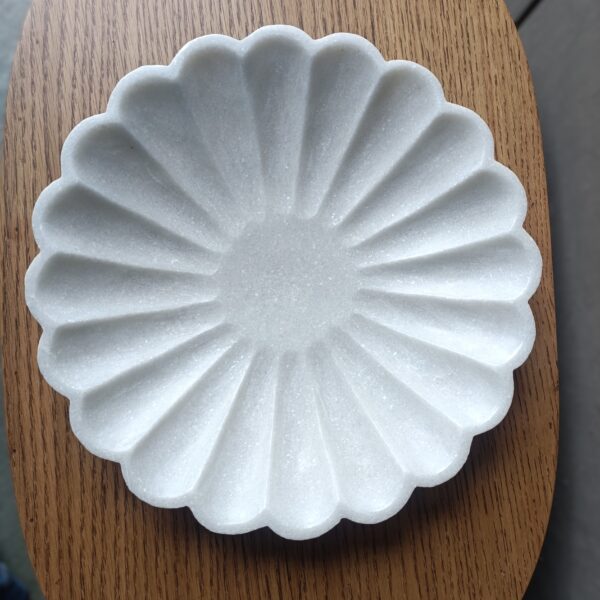 Decorative 10 Inch Floral Shape White Marble Ribbed Wave Ruffle Plate Fruit Plate for Home Decor For Housewarming Gift