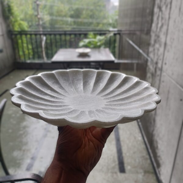 Decorative 10 Inch Floral Shape White Marble Ribbed Wave Ruffle Plate Fruit Plate for Home Decor For Housewarming Gift - Image 4