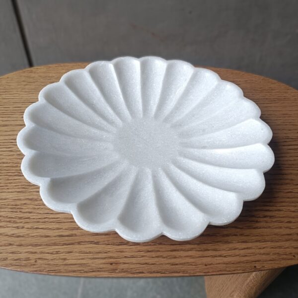 Decorative 10 Inch Floral Shape White Marble Ribbed Wave Ruffle Plate Fruit Plate for Home Decor For Housewarming Gift - Image 5
