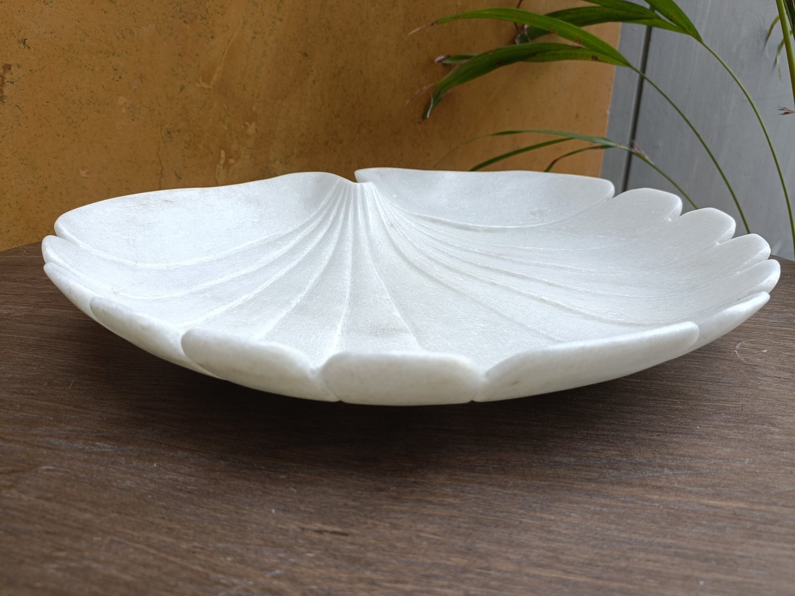 Leaf-Shape White Marble Ruffle Bowl – 14 Inch - Image 4